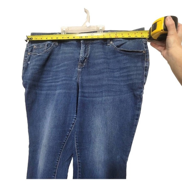 Torrid First At Fit Jeans Womens Size 20R Medium Wash High Denim Rise Whiskering - Picture 3 of 7